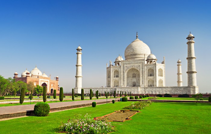 Agra Taj Mahal with beautiful sunny weather